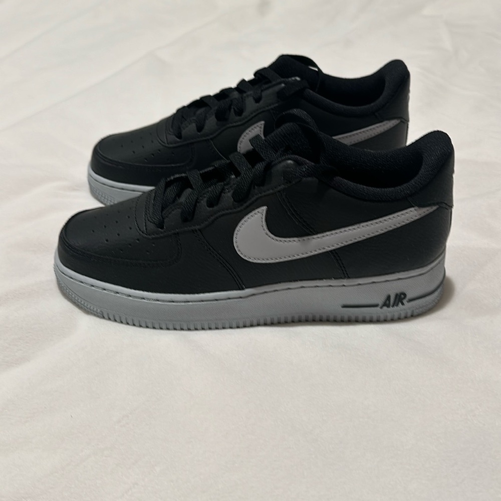 Brand New Boys Nike Air Force 1 in Black/Grey Multiple Sizes F46